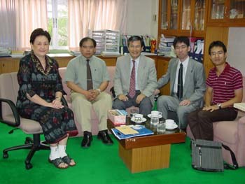 เมื่อวันที่ 1 สิงหาคม 2548 Professor Dr. Shizuo YAMADO พร้อมด้วย Assistant Professor Shinya UCHIDA จาก School of Pharmaceutical Sciences, University of Shizuoka และ Mr. Takuhiro YAMADA จาก Hamamatsu University School of Medicine ได้มาพบคณบดีเพื่อเจรจาเกี่ยวกับความร่วมมือระหว่างคณะเภสัชศาสตร์ทั้งสองมหาวิทยาลัย โดยมีรองคณบดีฝ่ายวิเทศสัมพันธ์ร่วมให้การต้อนรับในครั้งนี้   