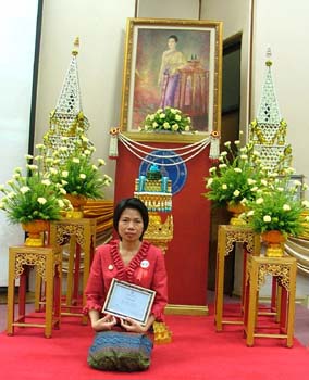 ชาวคณะเภสัชขอร่วมแสดงความยินดีกับ คุณทองพูน สมทรัพย์ ที่ได้รับรางวัล แม่ดี-บุคลากรเด่น ปี2549 \"รางวัลแม่ดี-บุคลากรเด่น มอบให้แก่บุคลากรของมหาวิทยาลัยมหิดล ผู้ทำหน้าที่แม่ด้วยความบากบั่น อดทน และยังปฏิบัติงานในหน้าที่ได้อย่างน่ายกย่อง มหาวิทยาลัยมหิดลขอมอบรางวัลนี้ เพื่อตอบแทนหัวใจอันบริสุทธิ์ของแม่และเป็นเสมือนผืนผ้าที่ช่วยซับเหงือและน้ำตาในบางเวลาที่แม่ท้อถอย\"