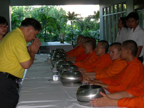 คณาจารย์ ข้าราชการ บุคลากรและนักศึกษาร่วมกันตักบาตรและทำพิธีไหว้ครูพระอาจารย์พระฤาษีแพทย์แผนไทย วันที่ 7 มิถุนายน 2550 เวลา 7.30 น.