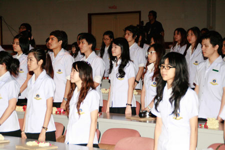 ปฐมนิเทศฝึกงาน และพิธีมอบเสื้อกาวน์ นศภ.ปี 4