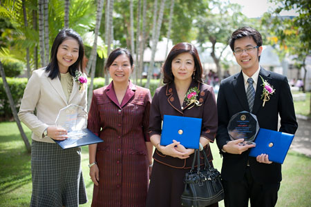 คณะเภสัชศาสตร์ รับรางวัล “DEAN’S LIST” และรางวัลวิทยานิพนธ์ดีเด่น ประจำปี 2554