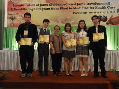 รศ.ดร.วันดี กฤษณพันธ์ นำทีมนักศึกษาป.โท-เอก เภสัชฯ ม.มหิดล คว้ารางวัล The Best Abstracts จากประเทศอินโดนีเซีย เมื่อวันที่ 11 - 12 ตุลาคม 2555 ณ เมือง Purwokerto ประเทศอินโดนีเซีย 