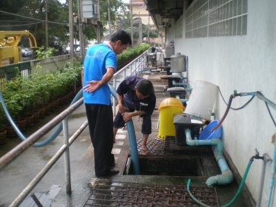 กองจัดการขยะของเสียอันตรายและสิ่งปฏิกูล สำนักสิ่งแวดล้อม ดำเนินการดูดไขมันในท่อดักไขมัน
หลังร้านอาหาร
