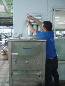 เปลี่ยนไส้กรองและทำความสะอาดตู้ทำน้ำเย็น อาคารราชรัตน์