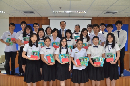 มอบทุนให้กับนักศึกษาดีเด่น