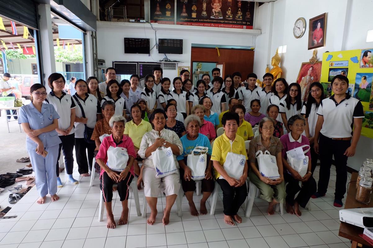 ลงชุมชนให้ความรู้ด้านสมุนไพรแก่ผู้สูงอายุ