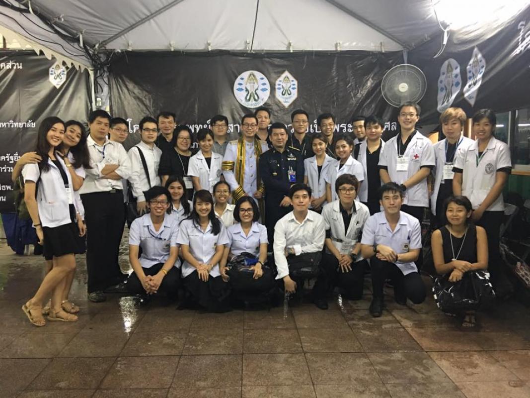 กิจกรรมจิตอาสา ณ เต็นท์ของแพทยสภาบริเวณท้องสนามหลวง