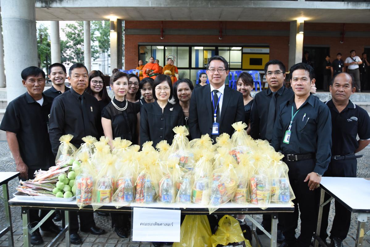 พิธีทำบุญตักบาตร เนื่องในวาระดิถีขึ้นปีใหม่ ประจำปี 2560 ณ ศูนย์การเรียนรู้