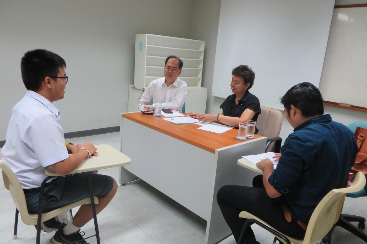 สอบสัมภาษณ์นักเรียนในระบบรับตรงของ กสพท 