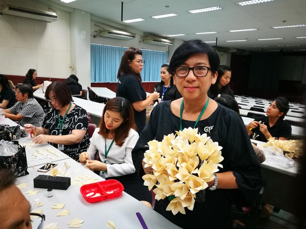 บุคลากรคณะเภสัชศาสตร์ ม.มหิดล ร่วมกันประดิษฐ์ดอกไม้จันทน์ เพื่อทูลเกล้าฯถวายในพระราชพิธีถวายพระเพลิงพระบรมศพพระบาทสมเด็จพระปรมินทรมหาภูมิพลอดุลยเดช ณ ห้อง 202 อาคารเทพรัตน์
