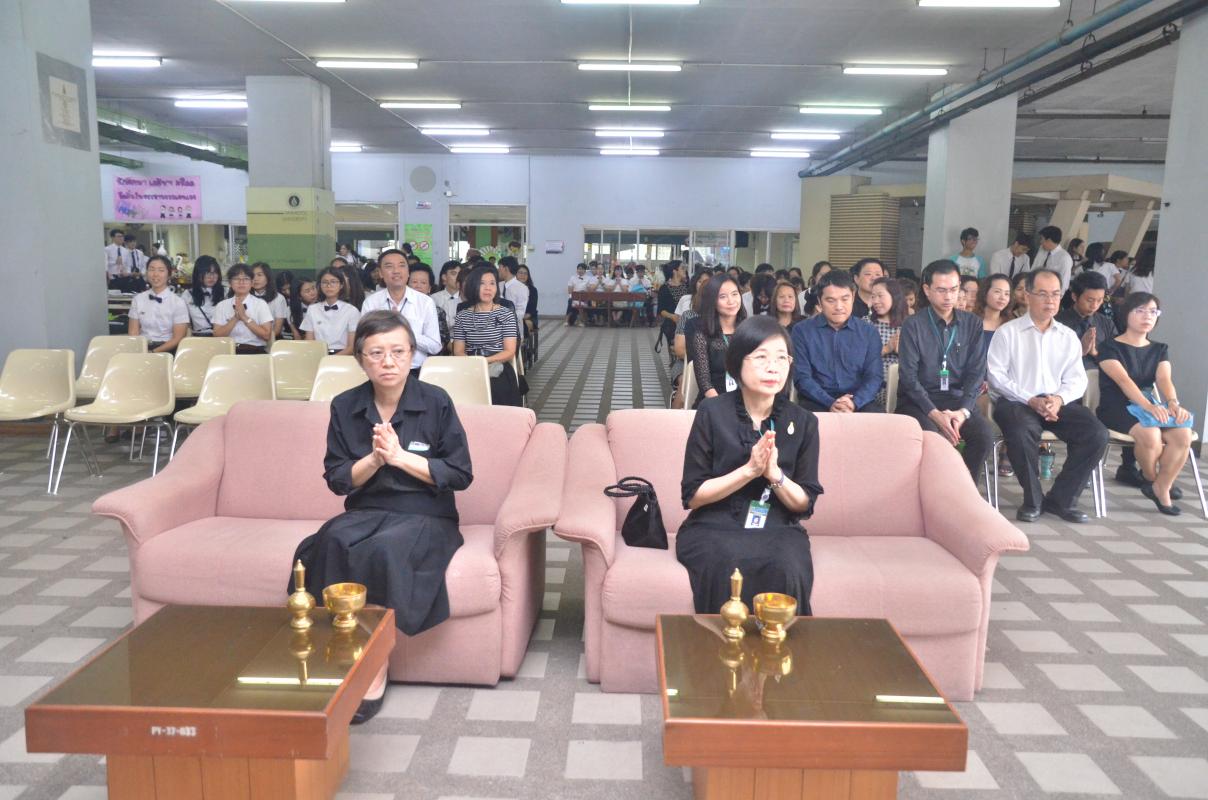 พิธีไหว้ครู ช่วงแรก พิธีสงฆ์ และ ร่วม ใส่บาตร