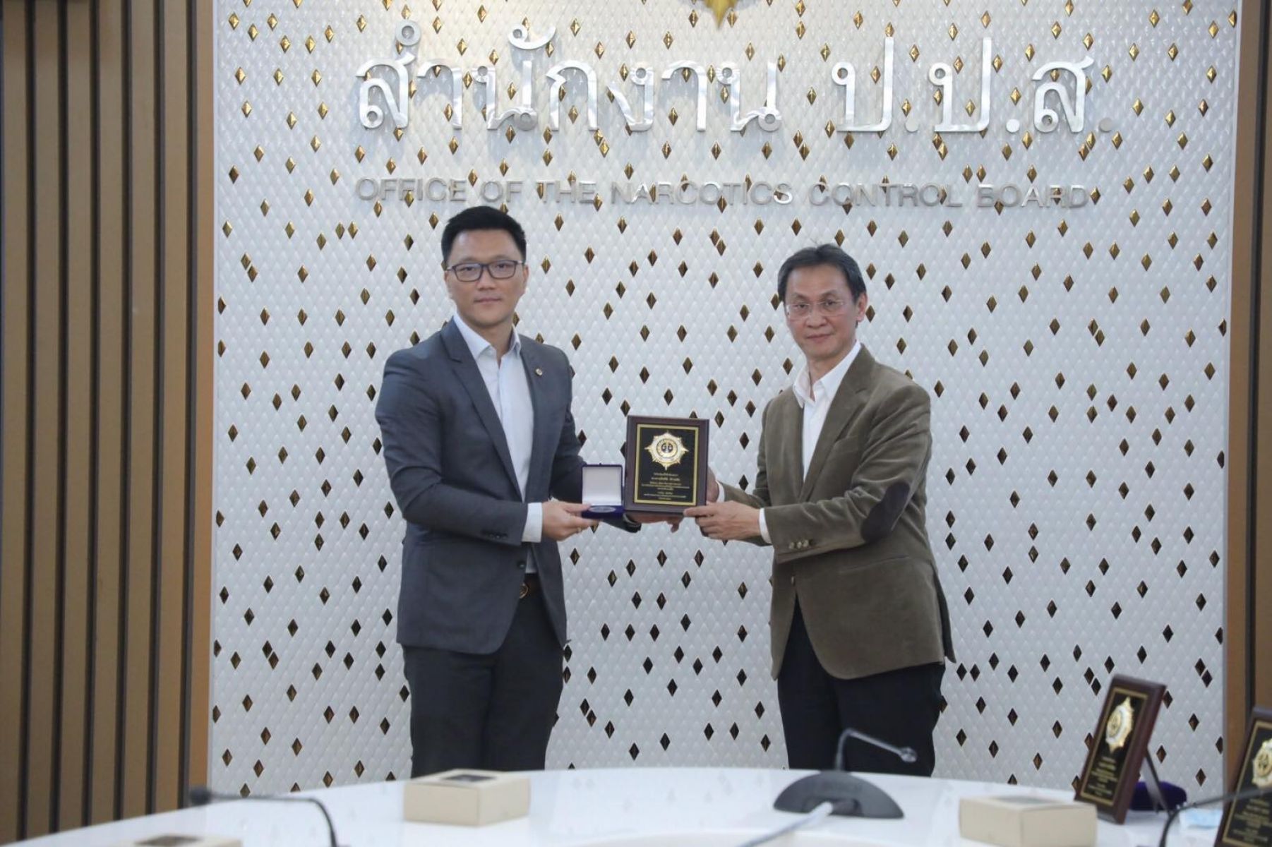 โล่ประกาศเกียรติคุณ บุคคลที่สนับสนุนงานป้องกันและแก้ไขปัญหายาเสพติดของประเทศอย่างต่อเนื่องและดียิ่ง