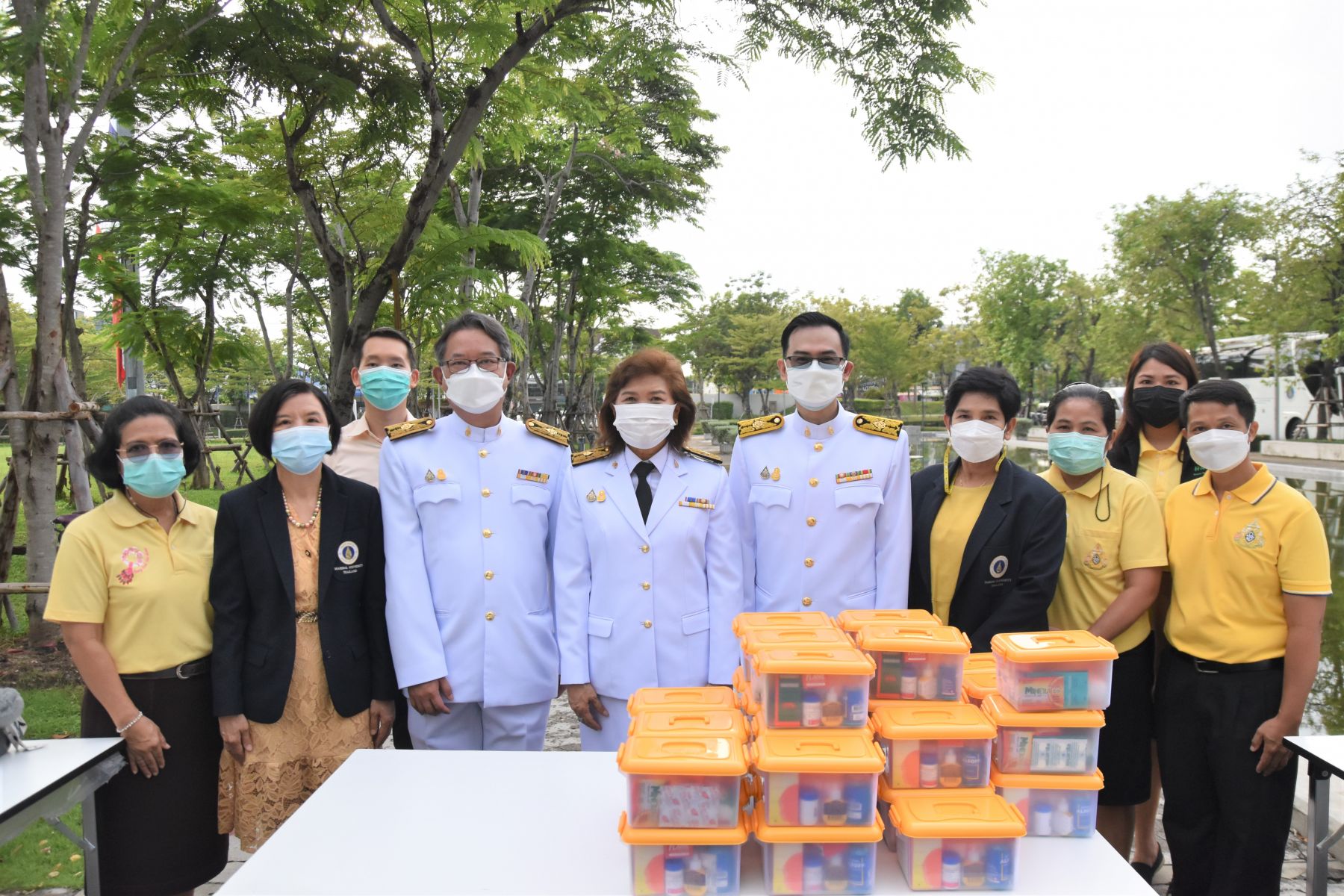 พิธีทำบุญตักบาตรเนื่องในโอกาสวันเฉลิมพระชนมพรรษาพระบาทสมเด็จพระเจ้าอยู่หัว 70 พรรษา