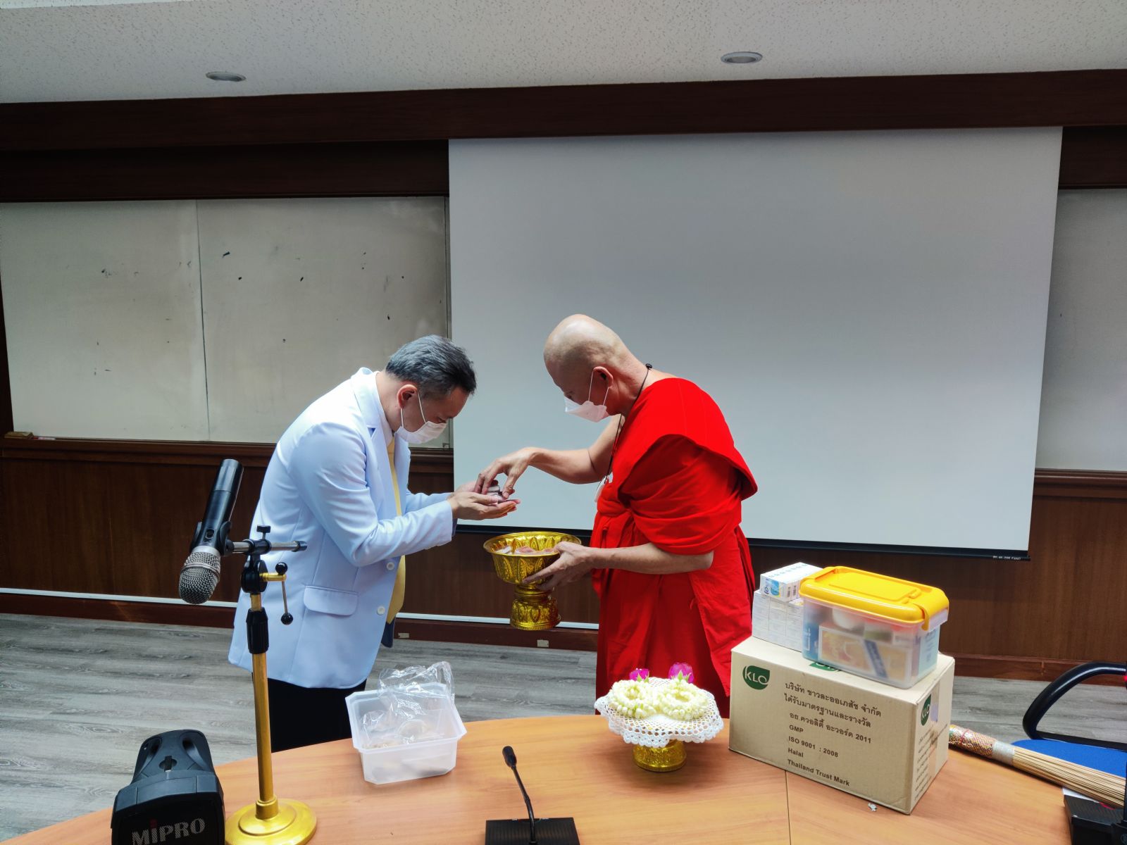 ชมรมสู่ร่มโพธิญาณ ร่วมบริจาคเงินและวัตถุสิ่งของ เพื่อประดิษฐาน พระพุทธมหามงคลเภสัช