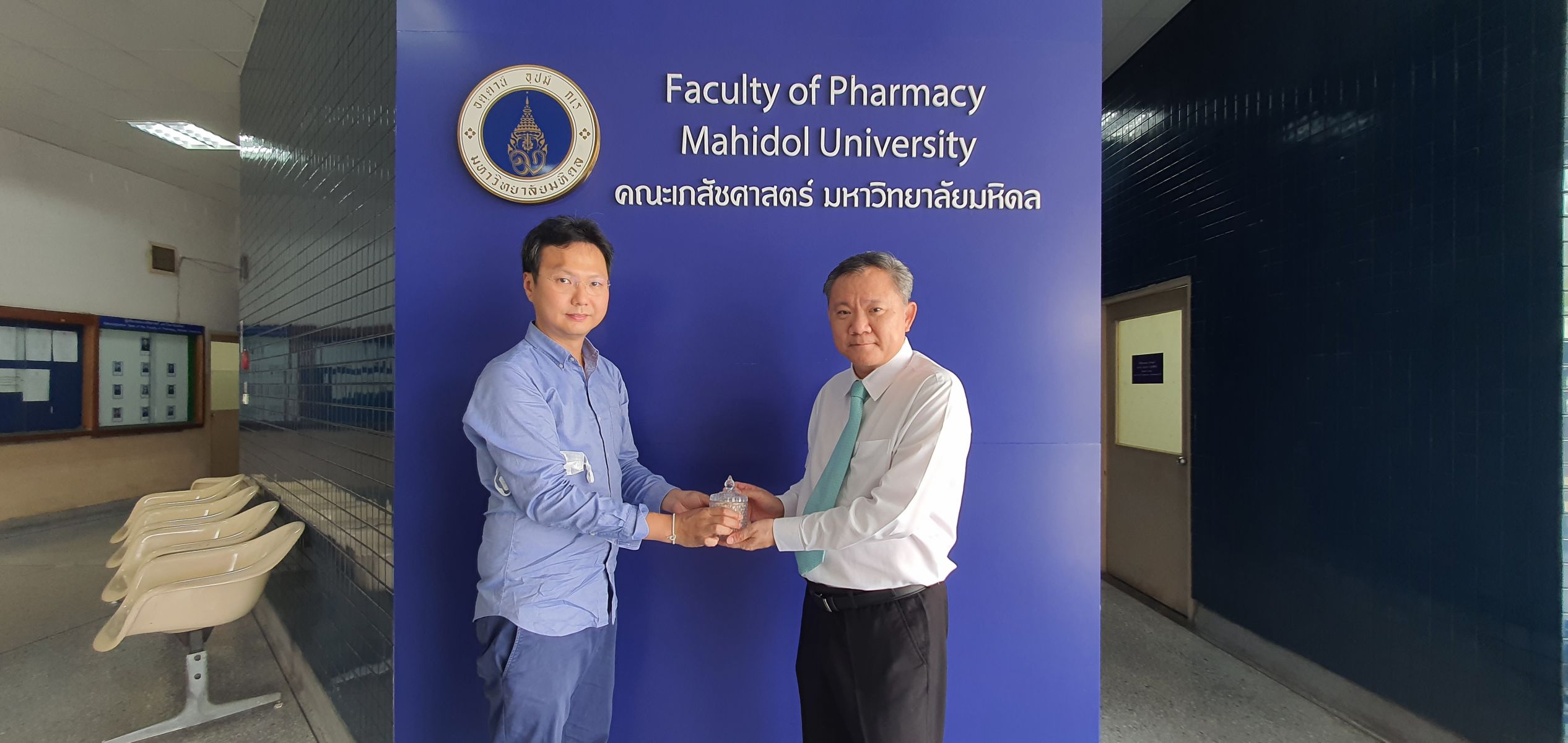 เภสัชมหิดลให้การต้อนรับตัวแทนชมรมสู่ร่มโพธิญาณ เพื่อรับมอบมวลสารศักดิ์สิทธิ์