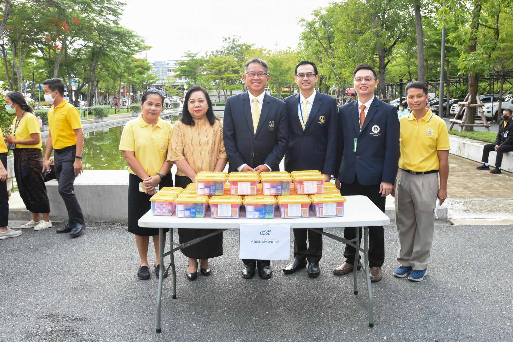 ตักบาตร วันเฉลิมพระชนมพรรษา ร. 10