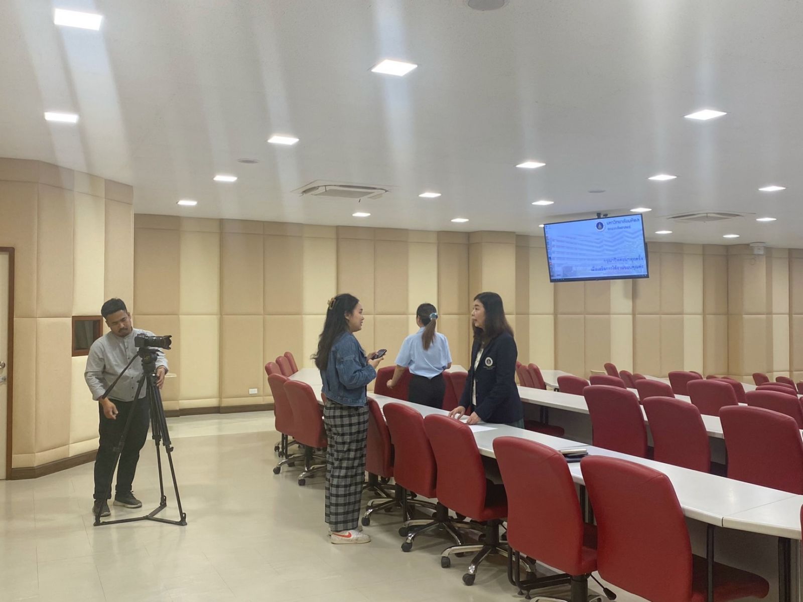 ถ่ายทำสัมภาษณ์งานวิจัย เรื่อง"การพัฒนาผลิตภัณฑ์เครื่องสำอางผสมสารสกัดดอกไม้ไทย"
