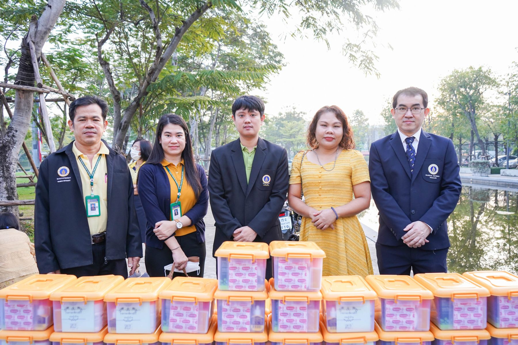 มหาวิทยาลัยมหิดล จัดพิธีทำบุญตักบาตรถวายเป็นพระราชกุศล และพิธีถวายราชสดุดีน้อมรำลึกในพระมหากรุณาธิคุณ พระบาทสมเด็จพระบรมชนกาธิเบศร มหาภูมิพลอดุลยเดชมหาราช บรมนาถบพิตร เนื่องในโอกาสวันคล้ายวันพระบรมราชสมภพ และวันพ่อแห่งชาติ