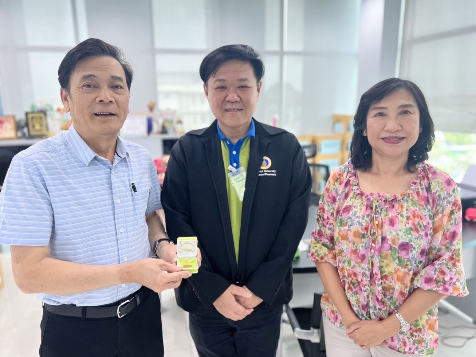 มอบของที่ระลึกแด่ผู้บริจาคเงินเพื่อการศึกษา 