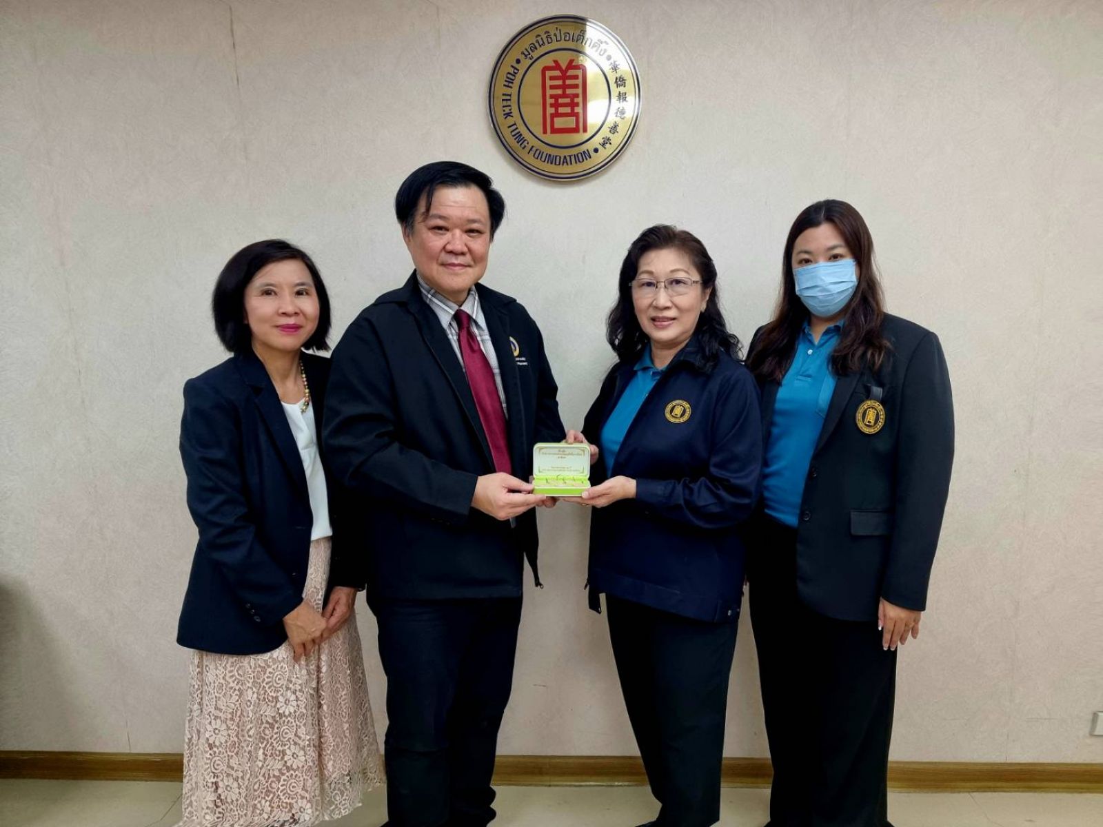 เภสัชมหิดลมอบของที่ระลึกแด่ผู้บริจาคเงินเพื่อการศึกษา