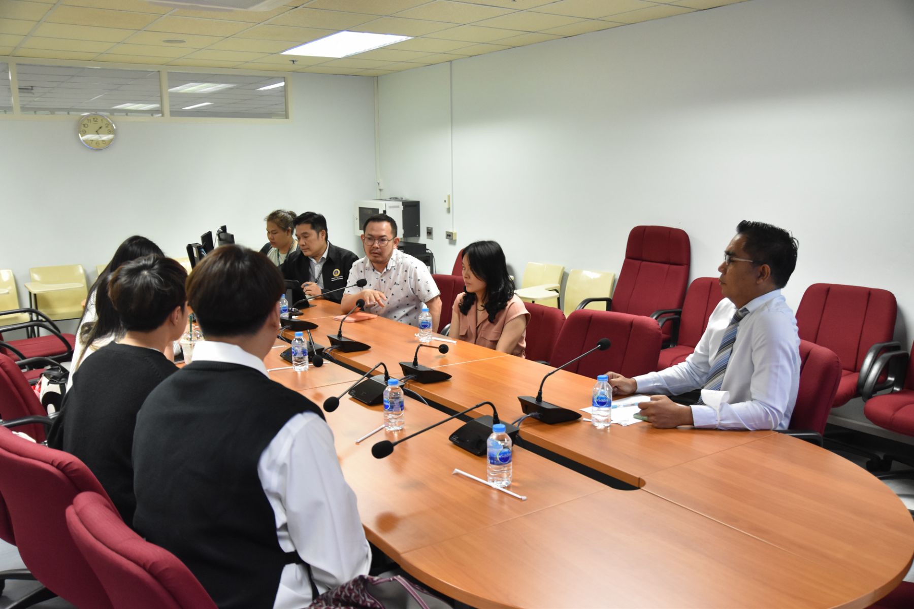 ประชุมหารือแนวทางการพัฒนาสูตรกันแดด ระหว่างคณะเภสัชศาสตร์ และ บริษัท เออีซี รีซอร์สเซส ดีเวลลอปเม้นท์ จำกัด