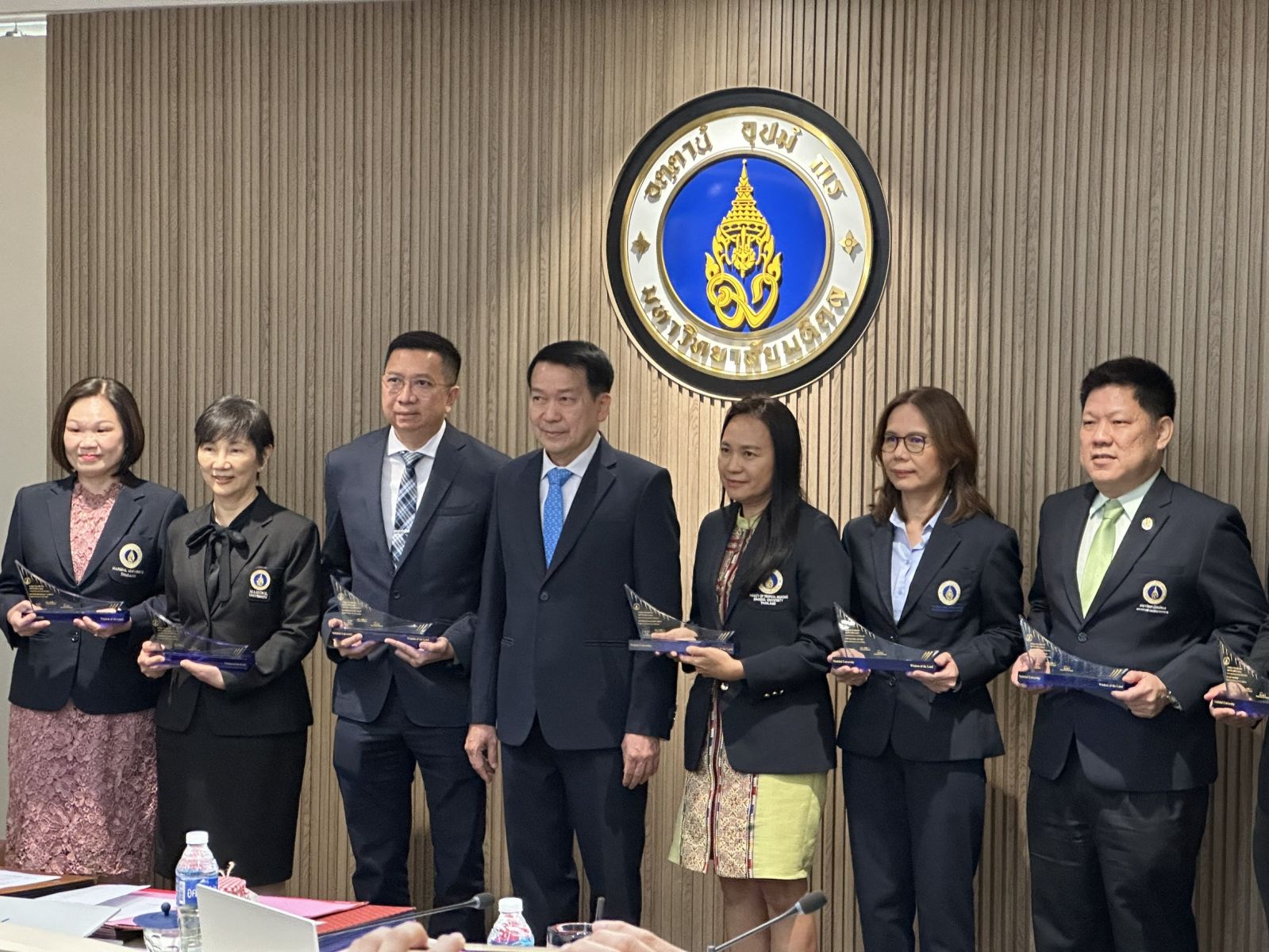 รับมอบโล่รางวัลมหาวิทยาลัยมหิดล ประจำปีการศึกษา 2566 ประเภทดีเด่นเฉพาะทาง สาขาการวิจัย