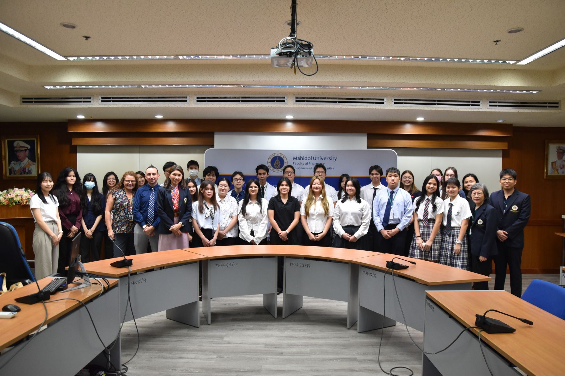 เจ้าหน้าที่และนักเรียนจากโรงเรียนเซนต์สตีเฟ่นส์ขอเข้าเยี่ยมชมคณะเภสัชศาสตร์