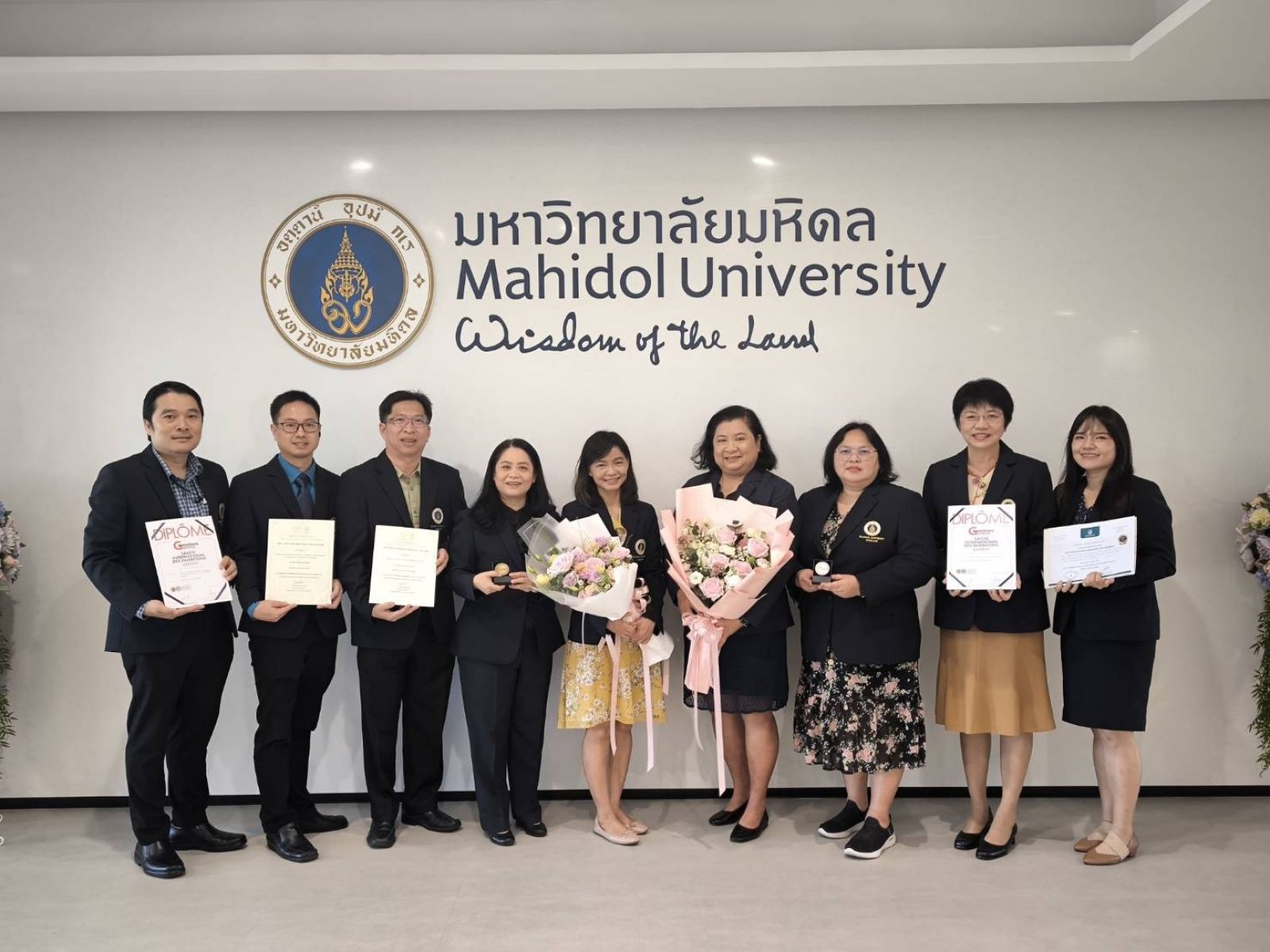 คณาจารย์เภสัชมหิดลเข้าร่วมรับมอบช่อดอกไม้แสดงความยินดีจากอธิการบดี มหาวิทยาลัยมหิดล