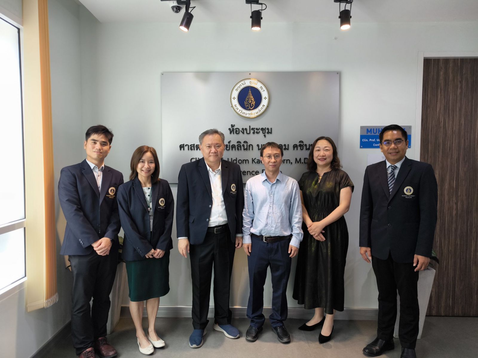 ต้อนรับแขก Huazhong University of Science and Technology