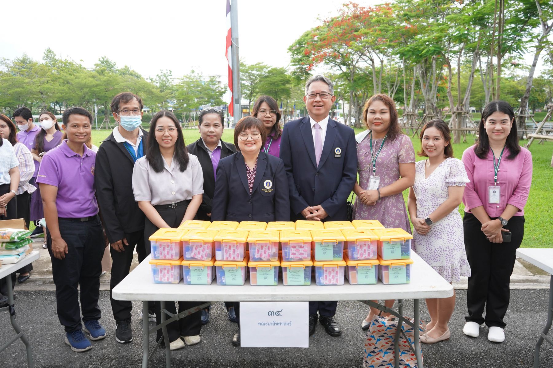 ตักบาตรเนื่องในโอกาสวันเฉลิมพระชนมพรรษาสมเด็จพระนางเจ้าสุธิดา