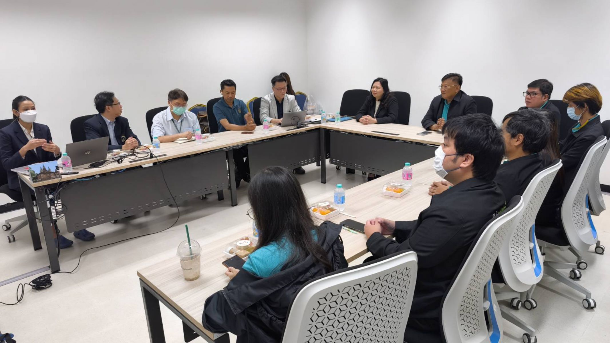การประชุมหารือ เรื่อง แนวทางความกับบริษัทบางกอกแล็ป แอนด์ คอสเมติค จำกัด (มหาชน)