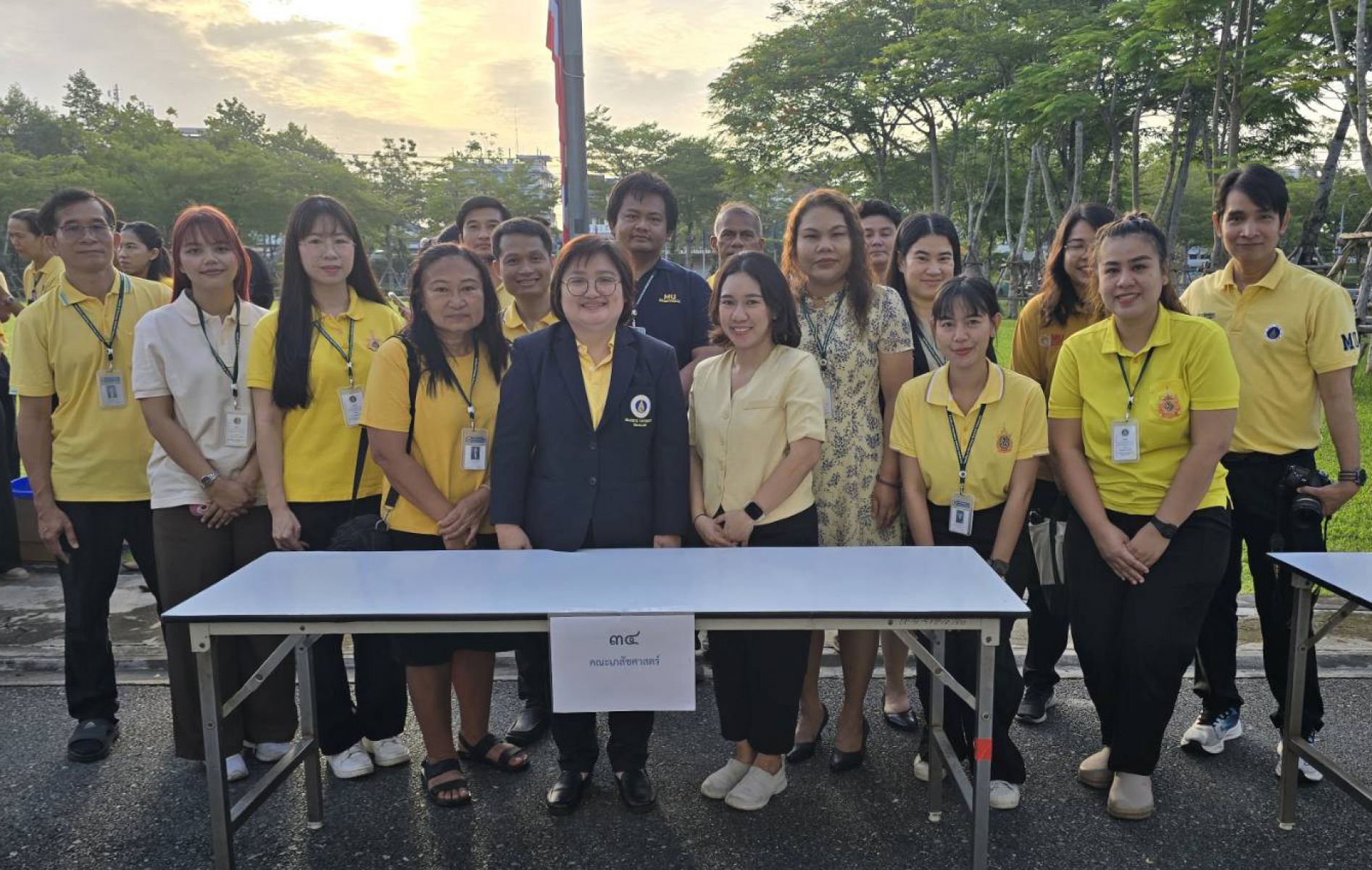 ทำบุญตักบาตรเนื่องในโอกาสมหามงคลเฉลิมพระชนมพรรษาครบ 73 พรรษา 28 กรกฎาคมพระบาทสมเด็จพระเจ้าอยู่หัว