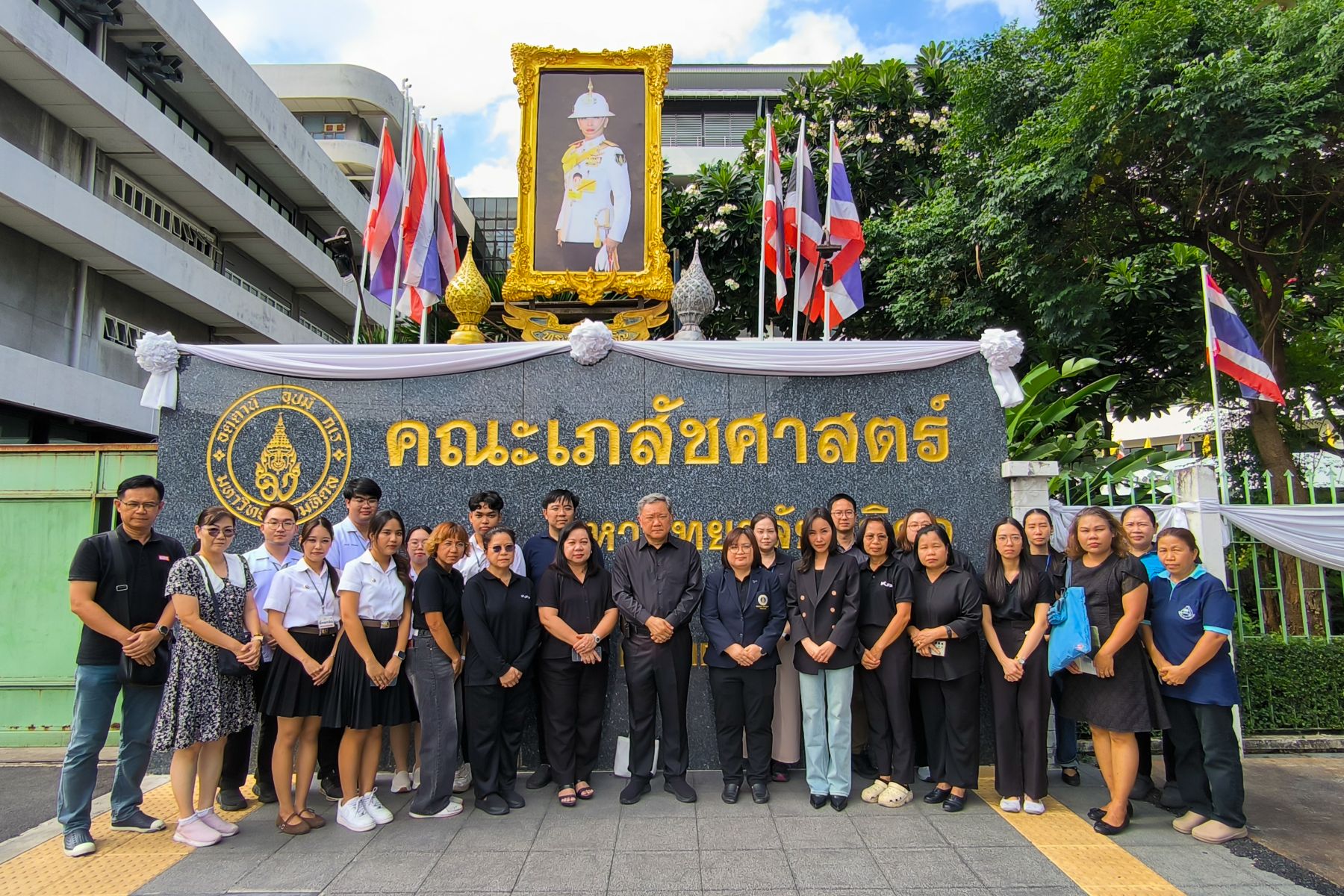 ชาวเภสัชมหิดลมาร่วมการส่งเสด็จขบวนเชิญพระศพ สมเด็จพระเจ้าลูกเธอ เจ้าฟ้าพัชรกิติยาภา นเรนทิราเทพยวดี กรมหลวงราชสาริณีสิริพัชร มหาวัชรราชธิดา
