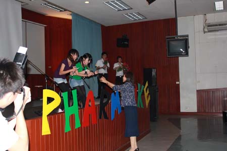 Pharmaokeรอบชิงชนะเลิศ
สโมรสรนักศึกษาคณะเภสัชศาสตร์ ร่วมกับชมรมดนตรีสากล และชมรมแสงเสียง ได้จัดกิจกรรมPharmaoke รอบชิงชนะเลิศ เมื่อวันพุธที่ 26 มกราคม 2554  เวลา 13.00-16.30น. ณ ห้อง 202 ชั้น 2 อาคารเทพรัตน์  โดยท่านคณบดีให้เกียรติเป็นประธานเปิดงาน และร่วมกิจกรรมกับนักศึกษาอย่างสนุกสนาน   มีการประกวดร้องเพลงจากผู้ที่ผ่านการคัดเลือกมา 4 ราย ทั้งเพลงช้าและเพลงเร็ว  นอกจากนั้นมีการโชว์การเต้นประกอบเพลง 2 ชุด  และปิดงานด้วยการเล่นวงดนตรี 2 วง จากนักศึกษาชั้นปีที่ 2 และปีที่ 3