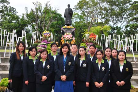 คณบดีร่วมวางพวงมาลาถวายสักการะพระบรมรูปสมเด็จพระมหิดลาธิเบศร อดุลยเดชวิกรมพระบรมราชชนก เนื่องในวันมหิดล ประจำปี 2555