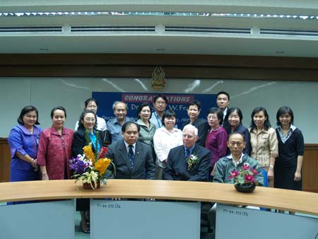 ศ.ดร.อำพล ไมตรีเวช ผู้บริหารคณะกรรมการประจำคณะเภสัชศาสตร์ จัดงานแสดงความยินดี แก่  ศาสตราจารย์ ดร.ออกุสท์ ดับเบิ้ลยู ฟราห์ม (Professor Dr. August W. Frahm)  ได้รับปริญญาปรัชญาดุษฎีบัณฑิตกิตติมศักดิ์ สาขาวิชาเภสัชศาสตร์ประจำปีการศึกษา ๒๕๕๐ โดยจะเข้ารับปริญาญา ในวันที่ 15 กรกฎาคม 2551 
