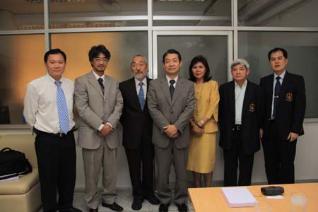 ตัวแทนของมหาวิทยาลัยชิบะ ประเทศญี่ปุ่นได้แก่ Prof. Keji Yamamoto (Vice President) Prof. Akikazu Ando (Vice-President for International Affairs & Head of International Exchange Center Taskforce) และ Mr. Masani Gomita (Head of International Affairs Division & Deputy Head of International Exchange Center Taskforce)  เยี่ยมชมคณะเภสัชศาสตร์