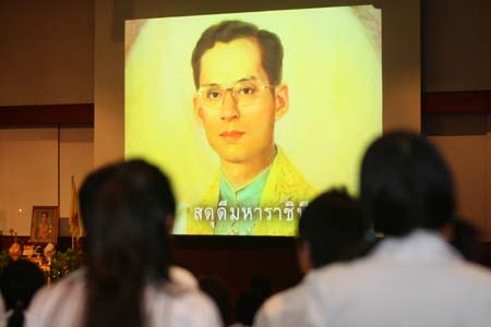บุคลากร คณะเภสัชศาสตร์ มหาวิทยาลัยมหิดล ได้ร่วมร้องเพลงสรรเสริญพระบารมีและเพลงสดุดีมหาราชา พร้อมกันทั่วประเทศ เมื่อวันที่ 9 เดือน 9 ปี 2009 เวลา 9.09 น. ณ ห้องประชุม 302 อาคารเทพรัตน์