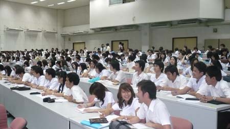 คณะเภสัชศาสตร์ ม.มหิดล ได้จัดโครงการพัฒนากระบวนการเรียนการสอนแบบบูรณาการทางเภสัชกรรมปฏิบัติ เมื่อวันพุธที่ 26 สิงหาคม 2552 เวลา 13.00-16.30 น. ณ ห้องบรรยาย 302 อาคารเทพรัตน์ เพื่อเป็นแนวทางในการพัฒนาการเรียนการสอนแบบบูรณาการที่มุ่งผลไปยังผู้ป่วยกับการใช้ยา และมุ่งผลให้นักศึกษาเภสัชศาสตร์ได้เข้าใจลักษณะของการเรียนการสอนแบบบูรณาการ ได้เห็นความเชื่อมโยงของเนื้อหาในรายวิชา อันจะเป็นพื้นฐานสำคัญเพื่อประโยชน์ในการเรียนรู้ที่มีคุณค่า และเป็นประโยชน์โดยอ้อมต่อการสอบเพื่อขึ้นทะเบียนการประกอบวิชาชีพเภสัชกรรม 