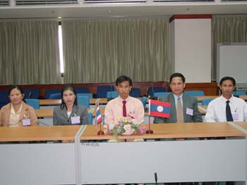 คณะเภสัชศาสตร์ ม.มหิดล ร่วมกับสำนักพระราชวัง และสำนักงานความร่วมมือเพื่อการพัฒนาระหว่างประเทศ ได้จัดการฝึกอบรมเทคโนโลยีทางการแพทย์และสาธารณสุขสำหรับบุคลากรทางการแพทย์จากสาธารณรัฐประชาธิปไตยประชาชนลาว ตามพระราชดำริ สมเด็จพระเทพรัตนราชสุดาฯ สยามบรมราชกุมารี