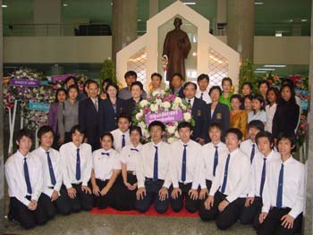 คณะผู้บริหาร ผู้แทนของบุคลากรและนักศึกษาคณะเภสัชศาสตร์ เข้าร่วมพิธีวางพวงมาลา เนื่องในวัน \"มหิดล\" เมื่อวันเสาร์ที่ 24 กันยายน 2548 ณ ศาลาศิริราช 100 ปี และมหาวิทยาลัยมหิดล(ศาลายา)