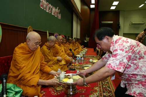 ผู้บริหาร อาจารย์ ข้าราชการ พนักงานมหาวิทยาลัยและลูกจ้าง ร่วมกันทำบุญถวายภัตหารเพล ถวายจตุปัจจัยไทยธรรมเนื่องในวันสงกรานต์ ประจำปี 2550 และร่วมกันสรงน้ำพระพุทธรูป ณ อาคารเทพรัตน์ชั้น 1 และในโอกาสวันขึ้นปีใหม่ไทยชาวคณะเภสัชฯ ร่วมกันรดน้ำและขอพรจาก ศ.ดร.อำพล ไมตรีเวช เพื่อเป็นขวัญและกำลังใจของชาวคณะ