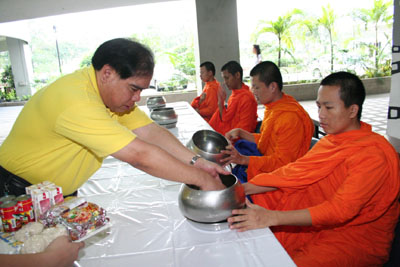 ผู้บริหาร อาจารย์ ข้าราชการ บุคลากรและนักศึกษาร่วมทำบุญตักบาตรเนื่องในวโรกาสวันเฉลิมพระชนมพรรษาของพระบาทสมเด็จพระเจ้าอยู่หัว ในวันที่ 1 ธันวาคม 2549 ณ อาคารราชรัตน์