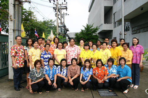 ชาวคณะเภสัชฯ ร่วมกันไหว้พระภูมิ เจ้าที่ เพื่อเป็นการอนุรักษ์ประเพณีและวัฒนธรรมอันดีงามของไทย โดยมี ศ.ดร.อำพล ไมตรีเวช คณบดีเป็นประธานในพิธี เนื่องในโอกาสวันสงกรานต์ประจำปี 2550