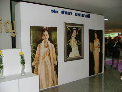 งาน \"มหิดล-วันแม่\" วันศุกร์ที่ 11 สิงหาคม 2549 เวลา 10.30 น. พระเจ้าวรวงศ์เธอ พระองค์เจ้าโสมสวลีพระวรชานัดดาม าตุ เสด็จทรงเป็นประธานเปิดงาน \"มหิดล-วันแม่\" ณ ห้องบรรยาย ศ.นพ.ชัชวาล โอสถานนท์ สำนักอธิการบดี มหาวิทยาลัยมหิดล ศาลายา และทรงเสด็จเปิดงานนิทรรศการจากคณะต่าง ๆ ใน มหาวิทยาลัยมหิดล คณะเภสัชศาสตร์ โดยสวนสมุนไพรสิริรุกขชาติ ได้จัดนิทรรศการเรื่อง \"สมุนไพรเพื่อชีวิตพอเพียง\" โดยมี รศ.สมภพ ประธานธุรารักษ์ ถวายรายงาน
