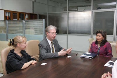 Prof. Rainer H. Müller และ Assist. Prof. Connelia M. Keck จาก Free University of Berlin, Germany เข้าพบคณบดีเพื่อเจรจาความร่วมมือในการจัดประชุมวิชาการนานาชาติในเรื่อง การประยุกต์ใช้ Nanotechnology ทางยา เครื่องสำอาง และผลิตภัณฑ์เสริมอาหาร  และปรึกษาความร่วมมือในการศึกษาวิจัยระดับบัณฑิตศึกษาร่วมกับ รศ. ดร.วราภรณ์ จรรยาประเสริฐ  นอกจากนั้น Assist. Prof. Connelia M. Keck ยังได้บรรยายวิชาการเรื่อง “Dynamic and static light scattering for size analysis of nanoparticles” ให้แก่อาจารย์และนักศึกษาระดับปริญญาโทและเอก