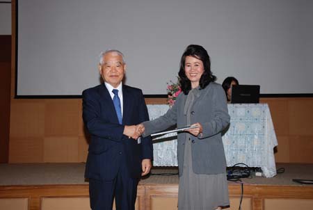 คณะเภสัชศาสตร์ ขอแสดงความยินดีกับ รองศาสตราจารย์ ดร.พิมลพรรณ   พิทยานุกุล อาจารย์ประจำภาควิชาเภสัชกรรม ในโอกาสที่ได้รับรางวัลผลงานวิจัยตีพิมพ์ดีเด่น ประจำปี 2553 (Nagai Award Thailand 2010)