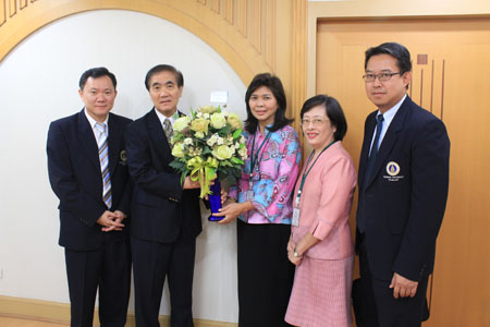	คณบดีและผู้บริหารคณะเภสัชศาสตร์ ร่วมแสดงความยินดีแด่ท่านอธิการบดีคนใหม่