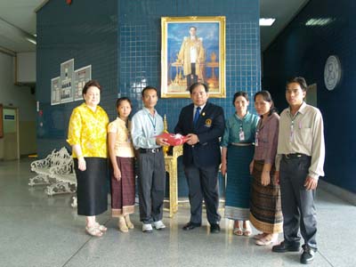 คณบดีได้รับมอบของที่ระลึกจาก บุคลากรทางการแพทย์จากสาธารณรัฐประชาธิปไตยประชาชนลาว เพื่อเป็นการขอบคุณ