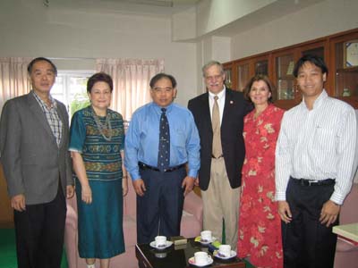 Prof.Robert W. Brueggemeier, Ph.D. คณบดีคณะเภสัชศาสตร์ มหาวิทยาลัย OHIO STATE  นำโดย อ.สุรชัย จุมพระบุตร คณะเภสัชศาสตร์ ม.อุบลราชธานี  เข้าพบคณบดีโดยมีรองคณบดีฝ่ายวิเทศฯ และหัวหน้าภาควิชาเภสัชวิทยาร่วมให้การต้อนรับ